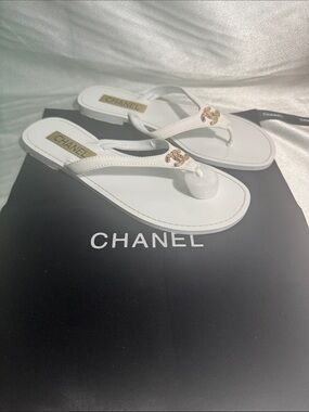 CHANEL White Leather CC Logo Thong Sandals with Gold Accent🔥New! Size: 40